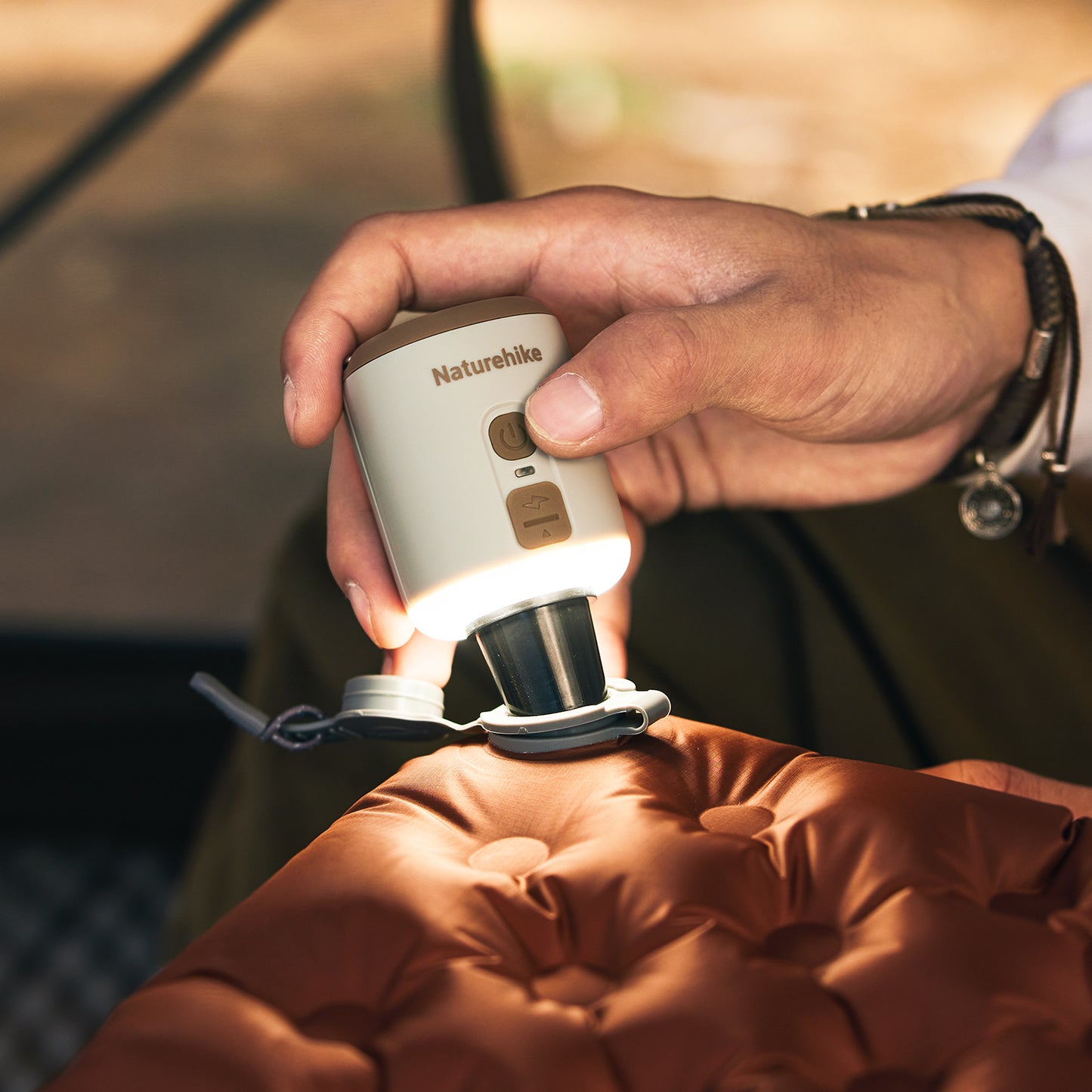 Naturehike - Wind-Mini bomba de ar para infláveis com lâmpada